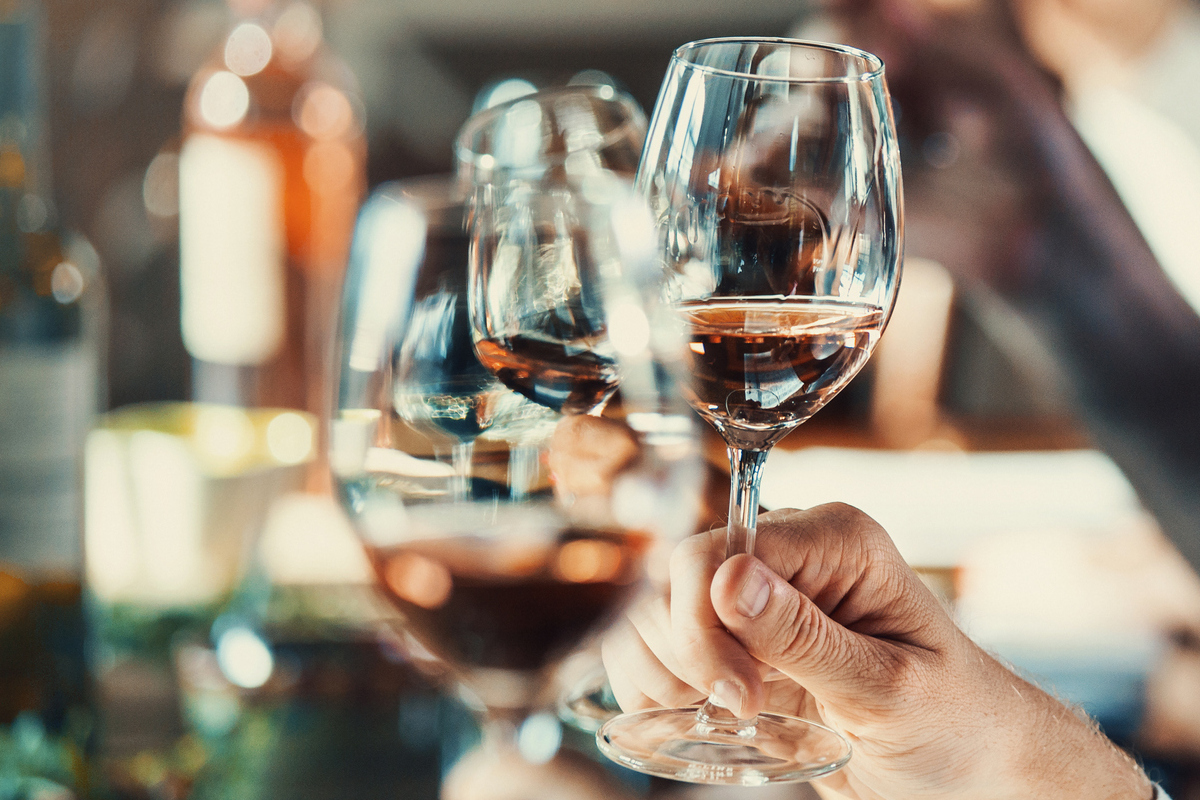 main tenant un verre de vin
